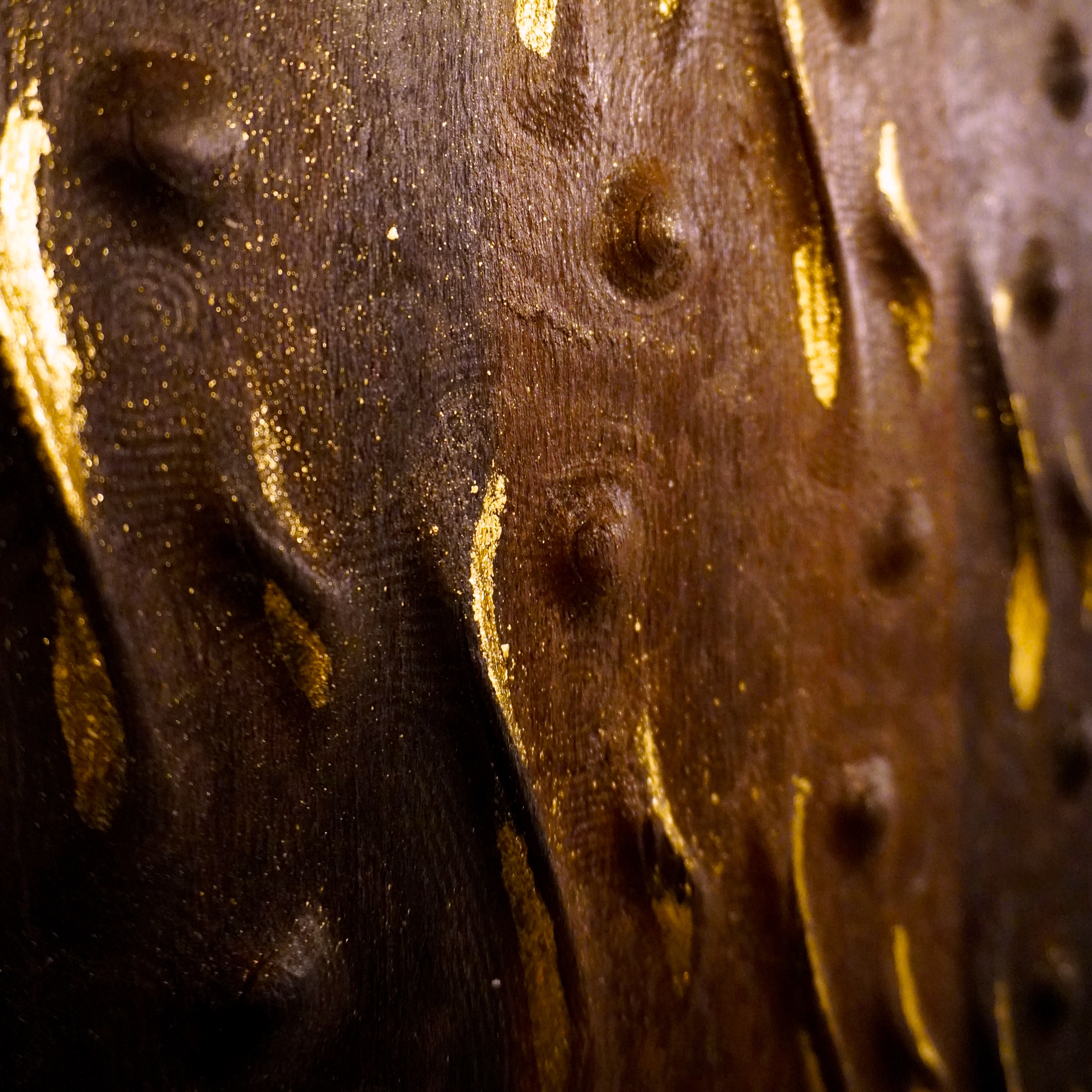 lagu hantu batik closeup